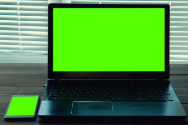 dizüstü bilgisayar ve akıllı telefon ile yeşil perde