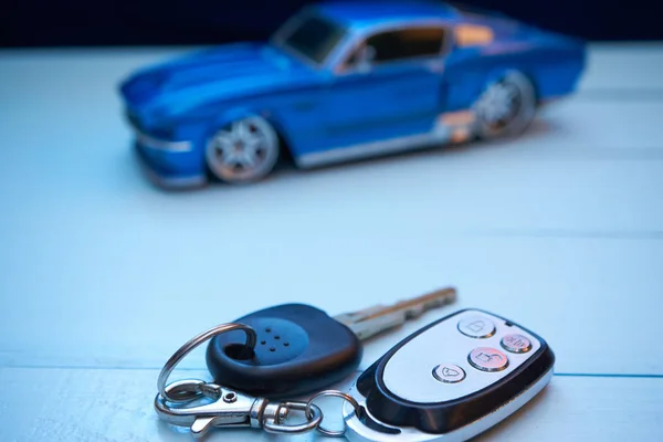 Primer plano de las llaves del coche y coche de juguete Imágenes de stock libres de derechos