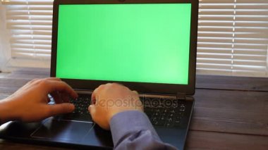 tipik bir dizüstü bilgisayar klavye üzerinde işadamı