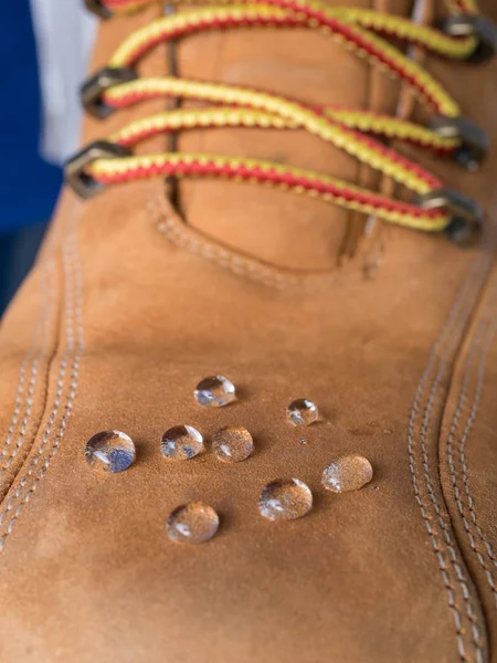 Grandes gotas de água na roupa impermeável botas sapatos — Fotografia de Stock