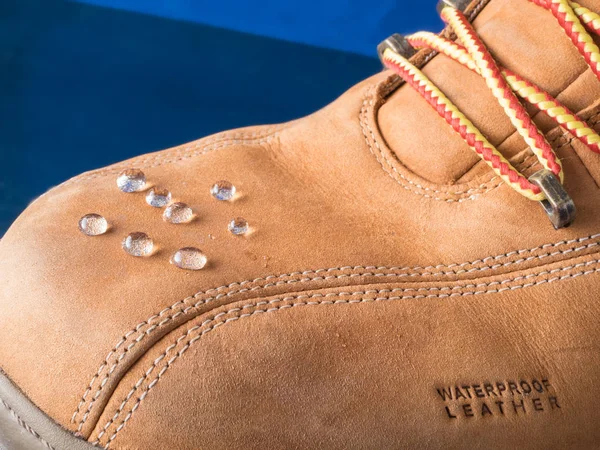 Krople deszczu na ubrania wodoodporne buty buty — Zdjęcie stockowe