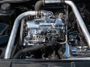 Motor bölmesi ile krom parçalar