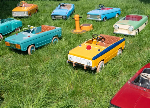 Birçok çocuk vintage oyuncak araba — Stok fotoğraf