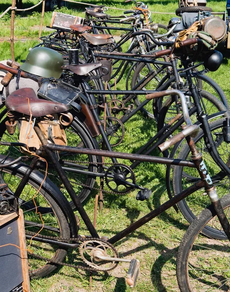 Stapel oude vintage Duitse fietsen — Stockfoto