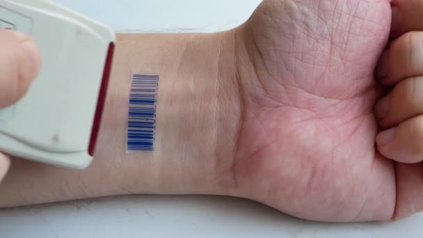 Mens Met Implantaat Micro Chip Scannen Barcode Ingeprent Zijn Hand — Stockvideo