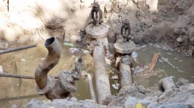 Terk edilmiş çukur, hendek, çukur, eski kanalizasyon boru hattı sızıntısı modernizasyona hazır. 4k Uhd video kaydı