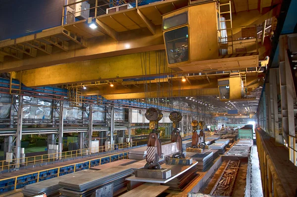 Köprü vinç endüstriyel depo içinde yaprak yükler.