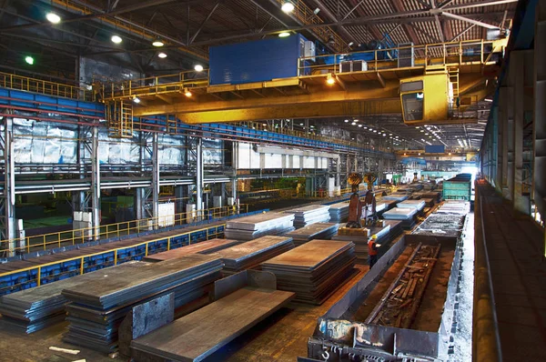 Köprü vinç endüstriyel depo içinde yaprak yükler.