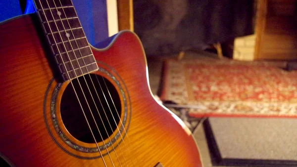 koyu arka plan üzerinde akustik gitar