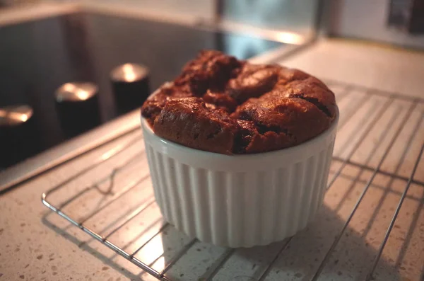Beyaz ramekin içinde bir çikolata sufle