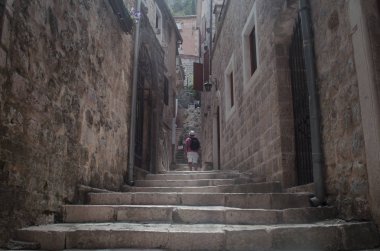  Bir adam sokakta eski Kotor şehir. Karadağ