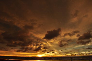 Miri, Sarawak / Malezya - 7 Ekim 2019: Miri, Sarawak 'ta günbatımında Luak Körfezi ve Tanjung Lubang' ın güzel plajları