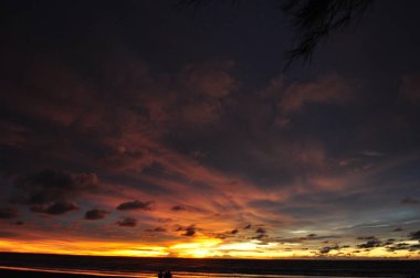 Miri, Sarawak / Malezya - 7 Ekim 2019: Miri, Sarawak 'ta günbatımında Luak Körfezi ve Tanjung Lubang' ın güzel plajları