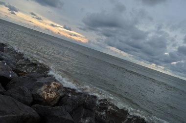 Miri, Sarawak / Malezya - 7 Ekim 2019: Miri, Sarawak 'ta günbatımında Luak Körfezi ve Tanjung Lubang' ın güzel plajları