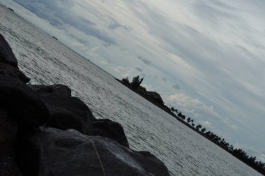 Miri, Sarawak / Malezya - 7 Ekim 2019: Miri, Sarawak 'ta günbatımında Luak Körfezi ve Tanjung Lubang' ın güzel plajları