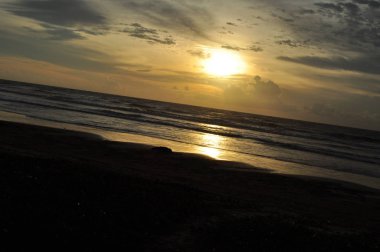 Miri, Sarawak / Malezya - 7 Ekim 2019: Miri, Sarawak 'ta günbatımında Luak Körfezi ve Tanjung Lubang' ın güzel plajları