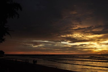 Miri, Sarawak / Malezya - 7 Ekim 2019: Miri, Sarawak 'ta günbatımında Luak Körfezi ve Tanjung Lubang' ın güzel plajları