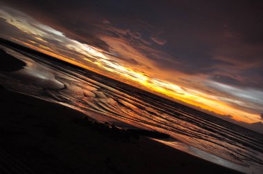 Miri, Sarawak / Malezya - 7 Ekim 2019: Miri, Sarawak 'ta günbatımında Luak Körfezi ve Tanjung Lubang' ın güzel plajları