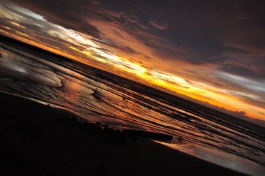 Miri, Sarawak / Malezya - 7 Ekim 2019: Miri, Sarawak 'ta günbatımında Luak Körfezi ve Tanjung Lubang' ın güzel plajları