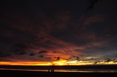 Miri, Sarawak / Malezya - 7 Ekim 2019: Miri, Sarawak 'ta günbatımında Luak Körfezi ve Tanjung Lubang' ın güzel plajları