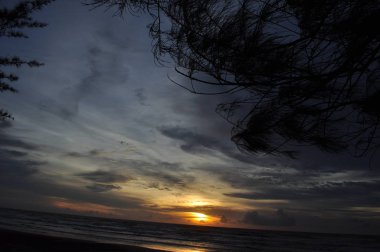 Miri, Sarawak / Malezya - 7 Ekim 2019: Miri, Sarawak 'ta günbatımında Luak Körfezi ve Tanjung Lubang' ın güzel plajları