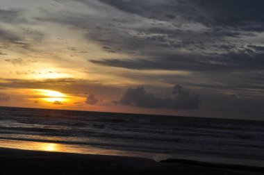 Miri, Sarawak / Malezya - 7 Ekim 2019: Miri, Sarawak 'ta günbatımında Luak Körfezi ve Tanjung Lubang' ın güzel plajları