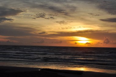 Miri, Sarawak / Malezya - 7 Ekim 2019: Miri, Sarawak 'ta günbatımında Luak Körfezi ve Tanjung Lubang' ın güzel plajları