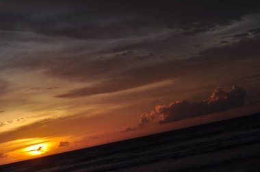 Miri, Sarawak / Malezya - 7 Ekim 2019: Miri, Sarawak 'ta günbatımında Luak Körfezi ve Tanjung Lubang' ın güzel plajları