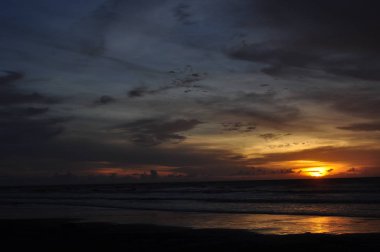 Miri, Sarawak / Malezya - 7 Ekim 2019: Miri, Sarawak 'ta günbatımında Luak Körfezi ve Tanjung Lubang' ın güzel plajları