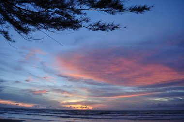 Miri, Sarawak / Malezya - 7 Ekim 2019: Miri, Sarawak 'ta günbatımında Luak Körfezi ve Tanjung Lubang' ın güzel plajları