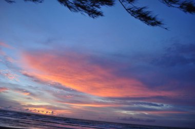 Miri, Sarawak / Malezya - 7 Ekim 2019: Miri, Sarawak 'ta günbatımında Luak Körfezi ve Tanjung Lubang' ın güzel plajları