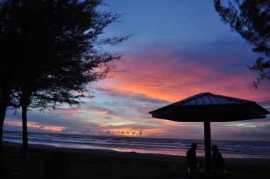 Miri, Sarawak / Malezya - 7 Ekim 2019: Miri, Sarawak 'ta günbatımında Luak Körfezi ve Tanjung Lubang' ın güzel plajları