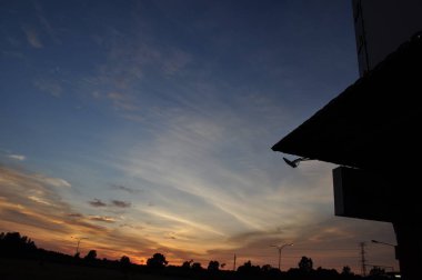 Miri, Sarawak / Malezya - 7 Ekim 2019: Miri, Sarawak 'ta günbatımında Luak Körfezi ve Tanjung Lubang' ın güzel plajları