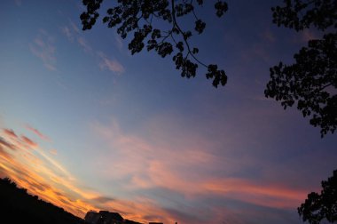 Miri, Sarawak / Malezya - 7 Ekim 2019: Miri, Sarawak 'ta günbatımında Luak Körfezi ve Tanjung Lubang' ın güzel plajları