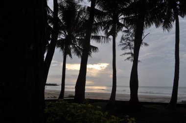 Miri, Sarawak / Malezya - 7 Ekim 2019: Miri, Sarawak 'ta günbatımında Luak Körfezi ve Tanjung Lubang' ın güzel plajları