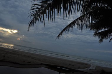 Miri, Sarawak / Malezya - 7 Ekim 2019: Miri, Sarawak 'ta günbatımında Luak Körfezi ve Tanjung Lubang' ın güzel plajları