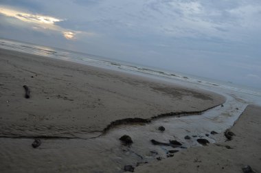 Miri, Sarawak / Malezya - 7 Ekim 2019: Miri, Sarawak 'ta günbatımında Luak Körfezi ve Tanjung Lubang' ın güzel plajları