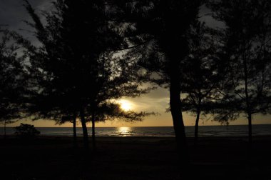 Miri, Sarawak / Malezya - 7 Ekim 2019: Miri, Sarawak 'ta günbatımında Luak Körfezi ve Tanjung Lubang' ın güzel plajları