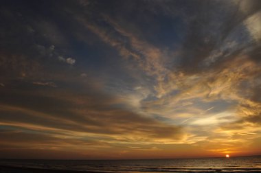 Miri, Sarawak / Malezya - 7 Ekim 2019: Miri, Sarawak 'ta günbatımında Luak Körfezi ve Tanjung Lubang' ın güzel plajları