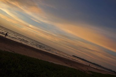 Miri, Sarawak / Malezya - 7 Ekim 2019: Miri, Sarawak 'ta günbatımında Luak Körfezi ve Tanjung Lubang' ın güzel plajları