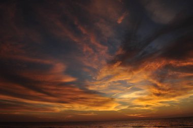 Miri, Sarawak / Malezya - 7 Ekim 2019: Miri, Sarawak 'ta günbatımında Luak Körfezi ve Tanjung Lubang' ın güzel plajları