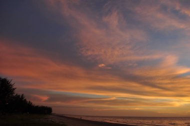 Miri, Sarawak / Malezya - 7 Ekim 2019: Miri, Sarawak 'ta günbatımında Luak Körfezi ve Tanjung Lubang' ın güzel plajları