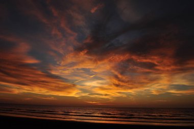 Miri, Sarawak / Malezya - 7 Ekim 2019: Miri, Sarawak 'ta günbatımında Luak Körfezi ve Tanjung Lubang' ın güzel plajları