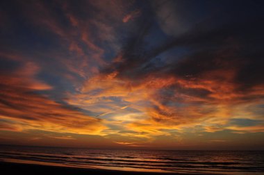 Miri, Sarawak / Malezya - 7 Ekim 2019: Miri, Sarawak 'ta günbatımında Luak Körfezi ve Tanjung Lubang' ın güzel plajları