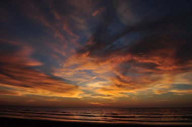 Miri, Sarawak / Malezya - 7 Ekim 2019: Miri, Sarawak 'ta günbatımında Luak Körfezi ve Tanjung Lubang' ın güzel plajları