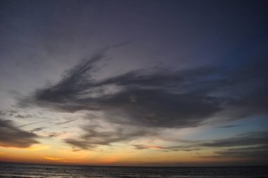 Miri, Sarawak / Malezya - 7 Ekim 2019: Miri, Sarawak 'ta günbatımında Luak Körfezi ve Tanjung Lubang' ın güzel plajları