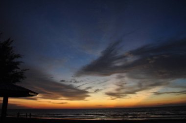 Miri, Sarawak / Malezya - 7 Ekim 2019: Miri, Sarawak 'ta günbatımında Luak Körfezi ve Tanjung Lubang' ın güzel plajları