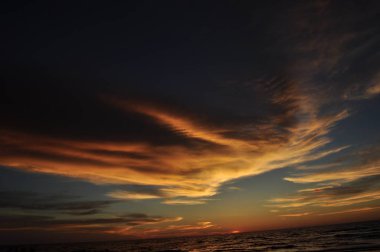 Miri, Sarawak / Malezya - 7 Ekim 2019: Miri, Sarawak 'ta günbatımında Luak Körfezi ve Tanjung Lubang' ın güzel plajları