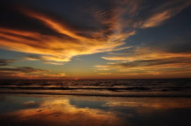 Miri, Sarawak / Malezya - 7 Ekim 2019: Miri, Sarawak 'ta günbatımında Luak Körfezi ve Tanjung Lubang' ın güzel plajları