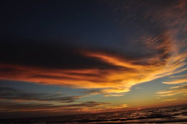 Miri, Sarawak / Malezya - 7 Ekim 2019: Miri, Sarawak 'ta günbatımında Luak Körfezi ve Tanjung Lubang' ın güzel plajları